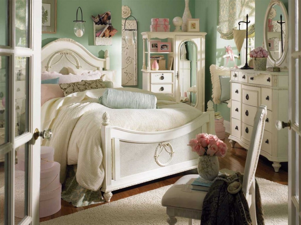 White Vintage Bedroom Furniture